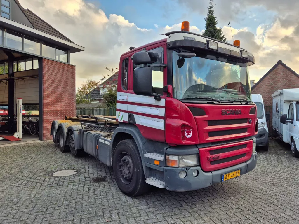 Scania P 420 8x2....... manuel gearbox